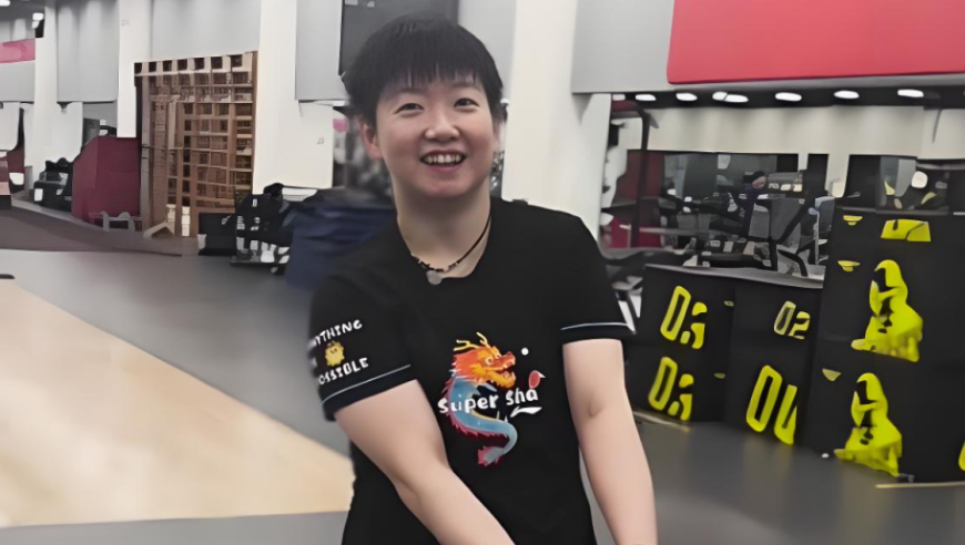 孙颖莎踢足球摔屁墩！负重练体能咬牙跑步机狂奔，剑指美国大满贯