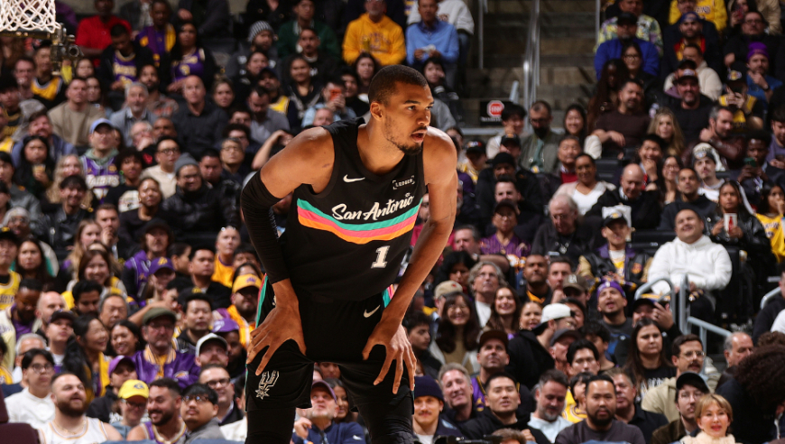 文班亚马vs湖人半场37分集锦：17投12中超强进攻助马刺完爆湖人