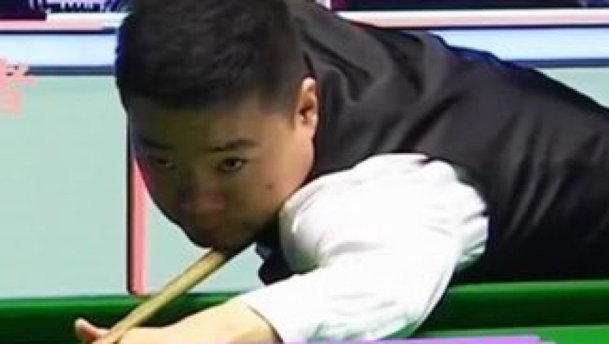 体坛记忆｜丁俊晖玩赖翻袋搞笑全场！仙人杆法从天而降！球迷：丁式幽默 