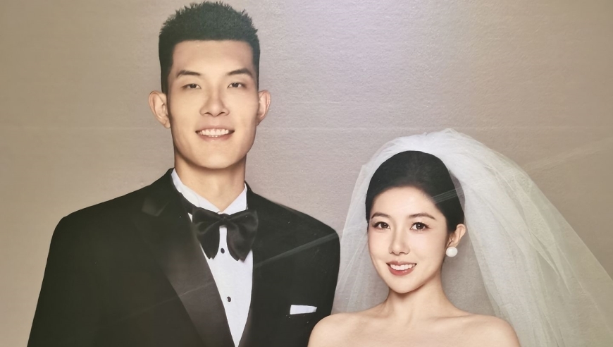 恭喜！中国男篮32岁状元大婚：妻子娇美可爱，郭士强上台道贺