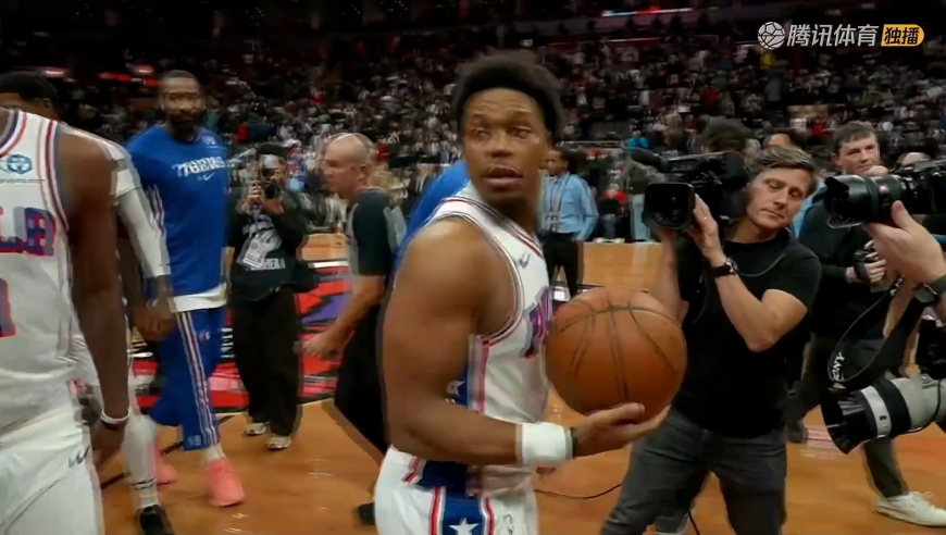 队史最佳！猛龙致敬洛瑞全体欢呼 洛瑞赛后带走比赛用球依依不舍