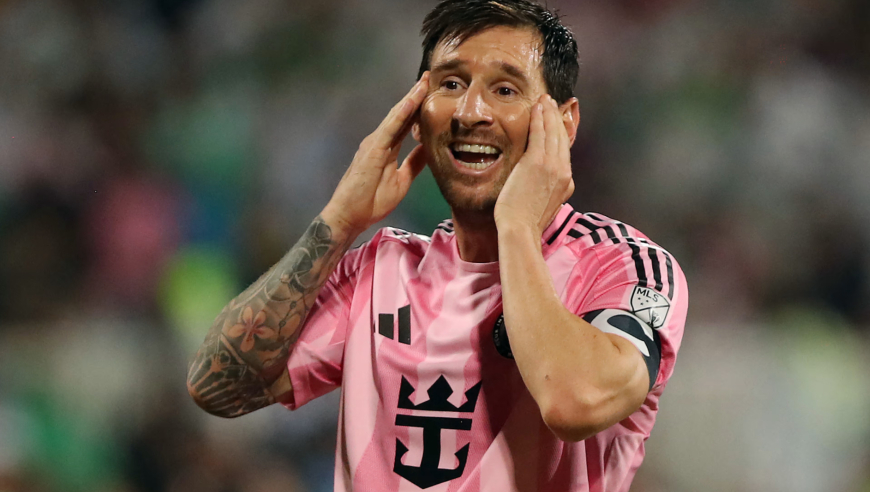 有点疼！梅西高速突破撞到对手身上，捂着头痛苦倒地