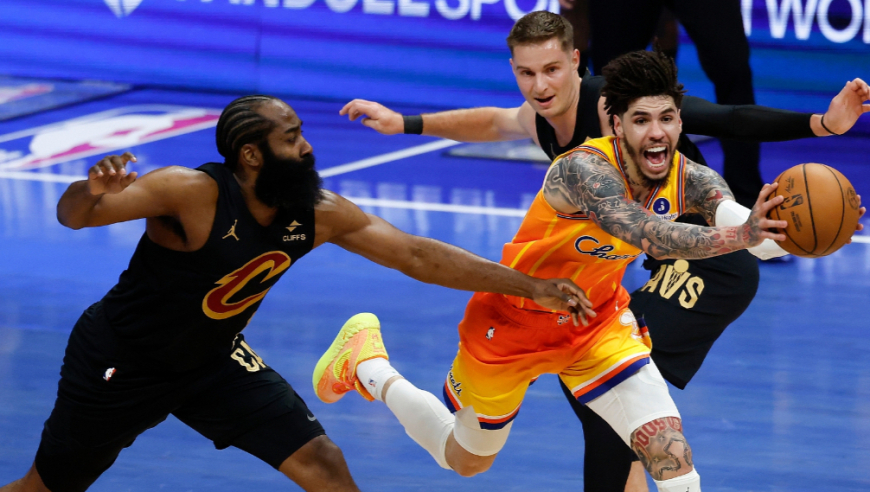 骑士黄蜂决胜时刻：黄蜂90秒轰10分疯狂追分 米切尔连拿6分定胜局