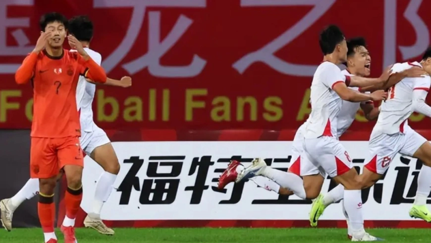 落后越南还搞抽象，U22国足补时没人罚角球+罚球拔掉角旗杆吃牌