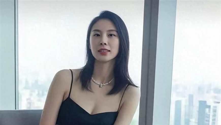 女篮名将王思雨时尚写真曝光，裙装造型精致漂亮韵味足