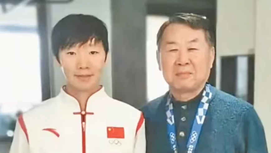 知恩图报！王曼昱送启蒙教练SUV豪车，曾给他挂奥运金牌塞10万块报答