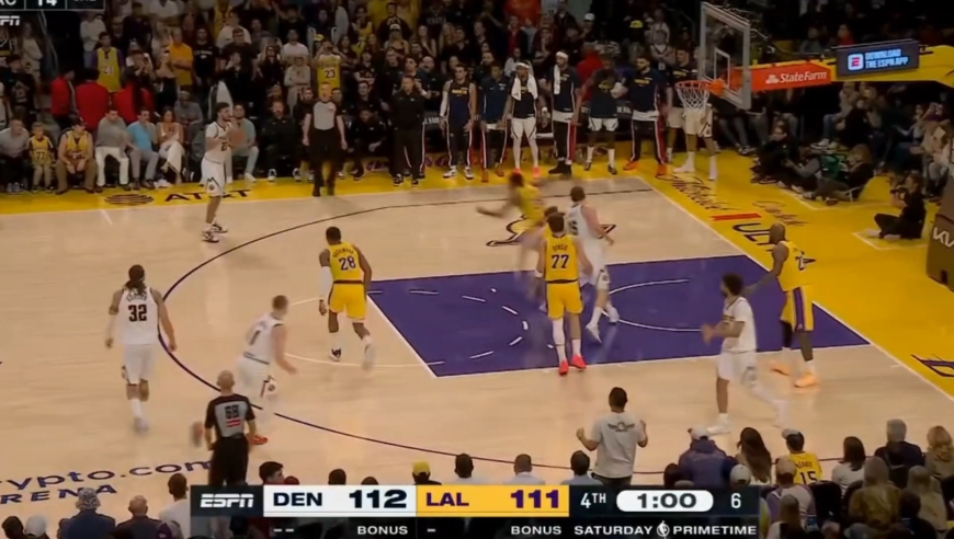 詹姆斯飞身抢球险受伤!里弗斯自抛自抢打进关键两分绝平!回顾最后一节决胜时刻