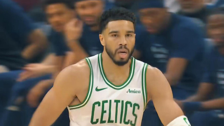 彻底摆脱伤病！塔图姆招牌单打+三分命中再妙传助凯尔特人追平骑士