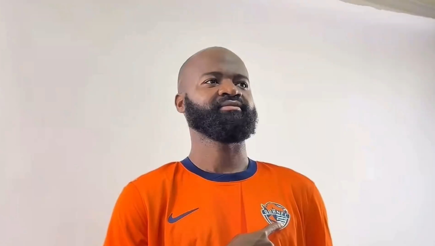 青岛海牛外援兰克尔泽真是坏到了极致，巴洛特利在他面前都是弟弟！