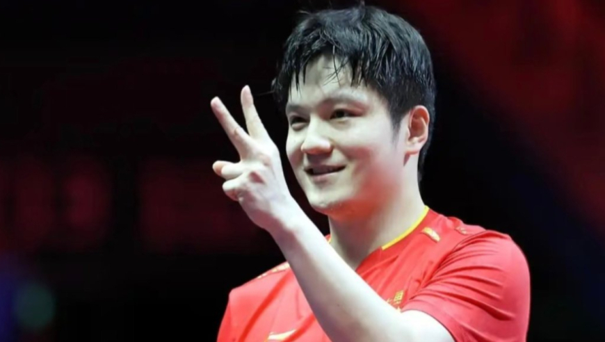 樊振东解锁新庆祝动作！夺冠淡定微笑致意，林诗栋盯着球拍摇头