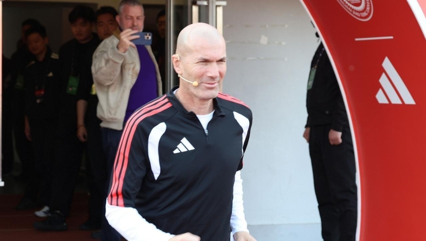 宝刀不老！53岁齐达内玩疯：再演马赛回旋，戏耍大美女后丝滑破门