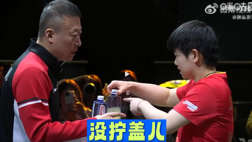 马琳局间指导，孙颖莎不经意间的一举动，既细心又彰显可爱！