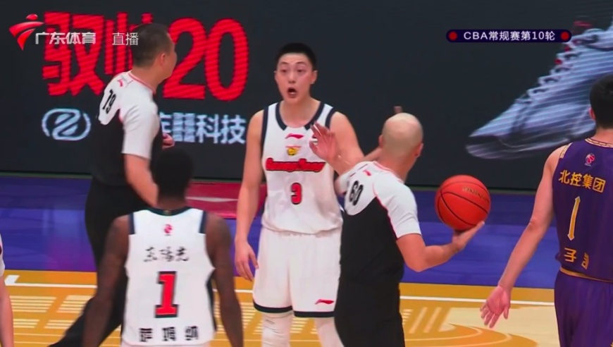 最后13.4秒裁判&ldquo;内讧&rdquo;抢戏，广东宏远躲过一劫，请注意杜锋！