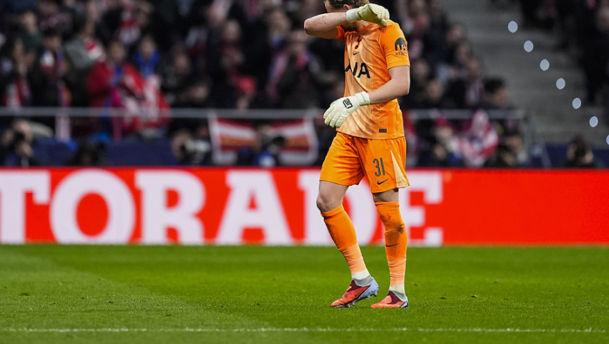 欧冠开场两次失误送大礼！22岁热刺门将17分钟被换下，哭着径直离场