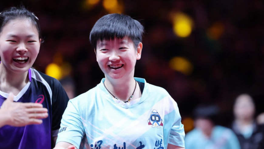孙颖莎赢球给对手复盘，亲口传授接发技巧，16岁师妹依依不舍