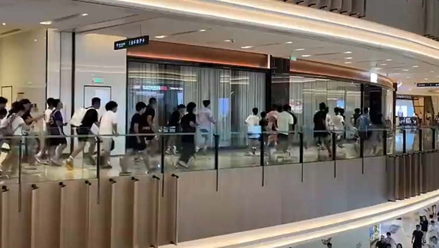 库里中国行太燃！球迷满大街狂奔，密密麻麻一片，高举手机拍照