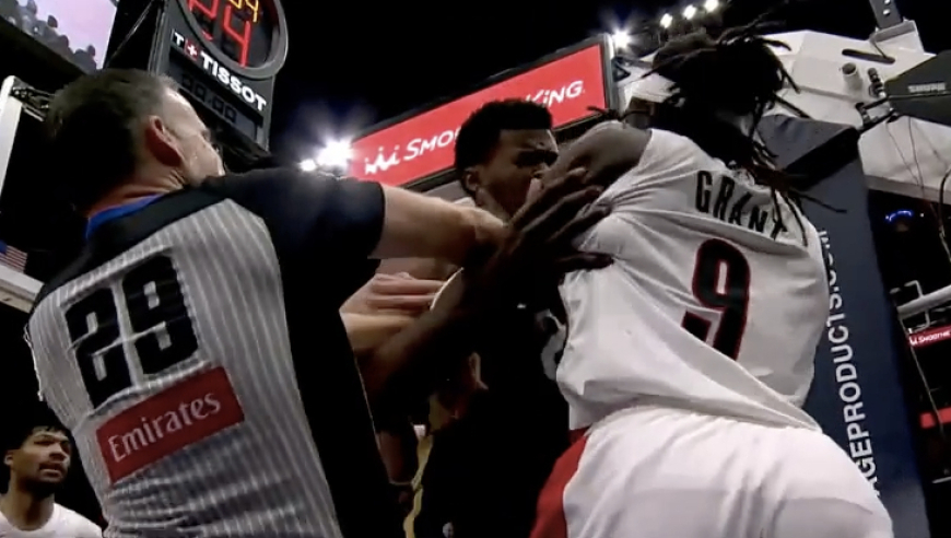 NBA火爆冲突：十几人乱成一团 裁判拉架都被挤出来了 两人被逐两人吃T
