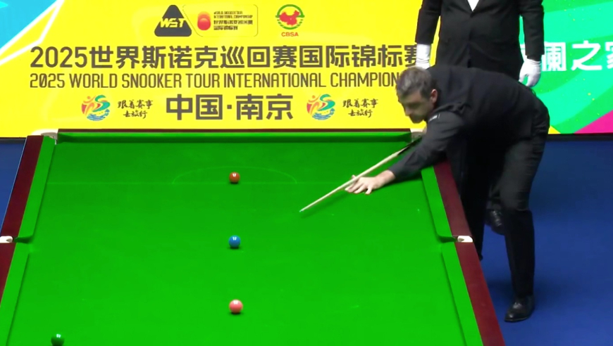 利索夫斯基打出华丽进攻，奥沙利文强逼决胜局，最后黑球分胜负