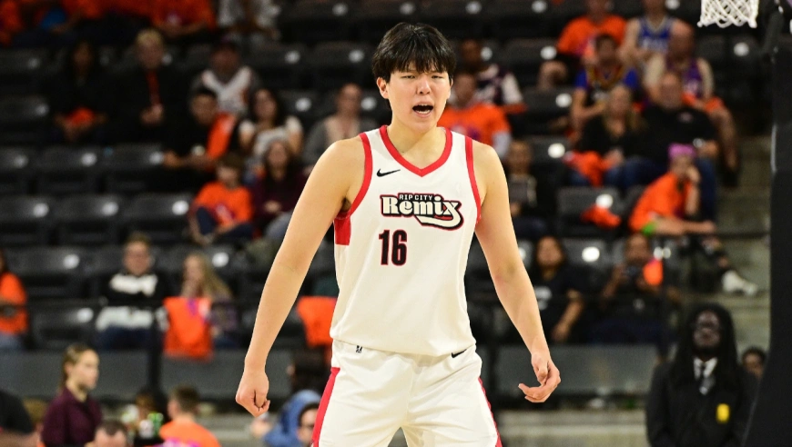 杨瀚森神仙妙传被队友浪费 篮下连续送上封盖擎天一柱