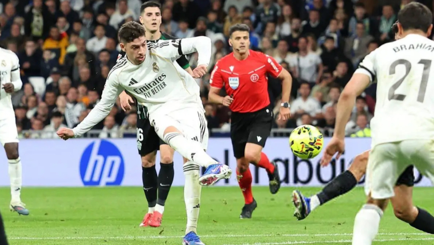 西甲：皇马4-1大胜埃尔切 居莱尔70米超远吊射 巴尔韦德世界波