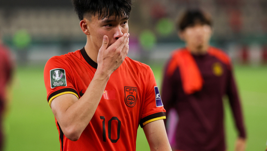 心疼！U23国足多人抹泪，李昊伤心掩面，王钰栋神情落寞+哭着谢场
