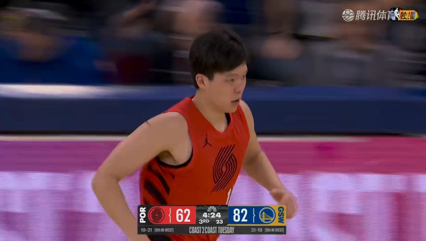 杨瀚森第三节再次获得登场机会 三分机会一蹴而就终于把握住