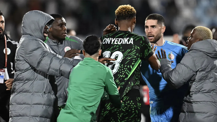 离谱！赛后打架追着裁判骂，非洲杯阿尔及利亚0-2尼日利亚出局