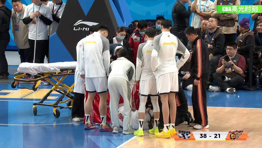 担架一度进场！徐杰受伤完整回顾 被周琦撞到腿部痛苦倒地被背出场外
