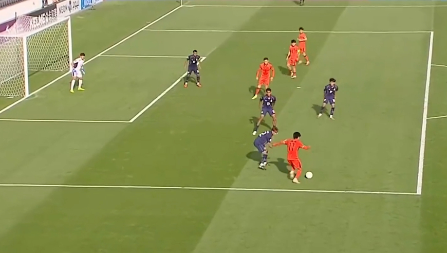 泰国后场让球送礼国足多打少，王钰栋稍一犹豫对手回防到位，蒯纪闻过人传中造杀机