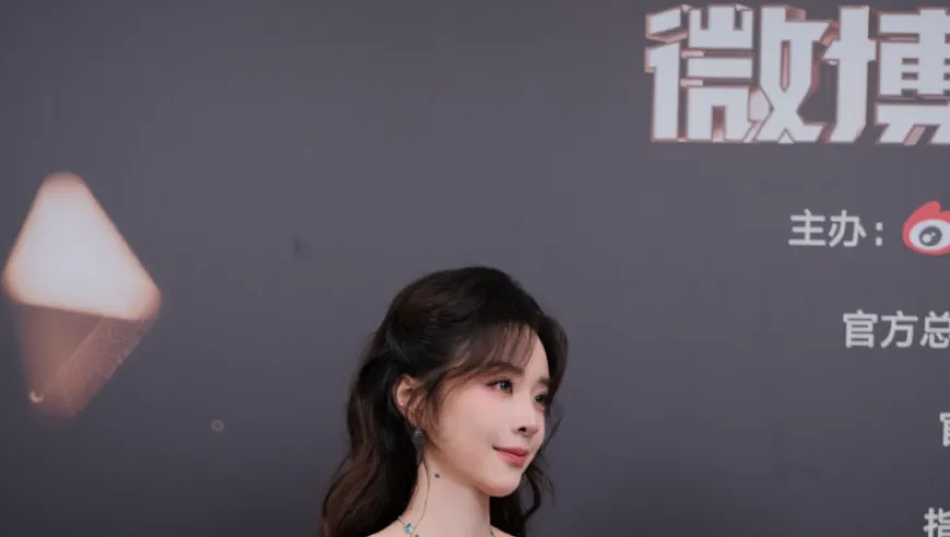 【LPL老婆】余霜身穿豹纹单衣逛街，被冷哭了