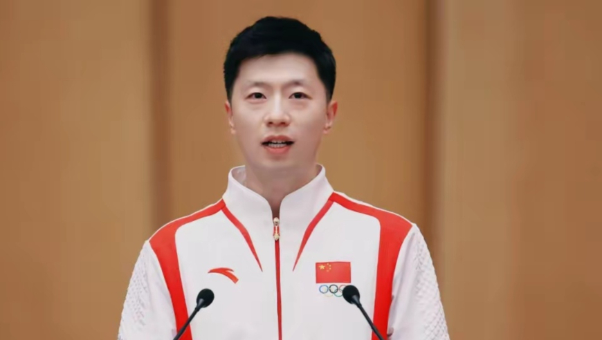 马龙登上新闻联播，一身笔挺西装气质干练，坐主席台第二排认真记笔记