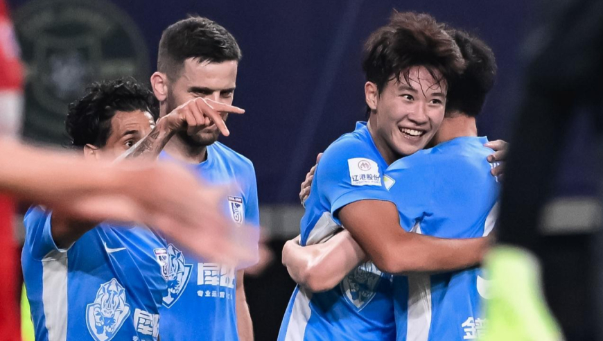 18岁新秀斩职业生涯首球，大连致敬巅峰皇马全场反击三脚就打穿梅州