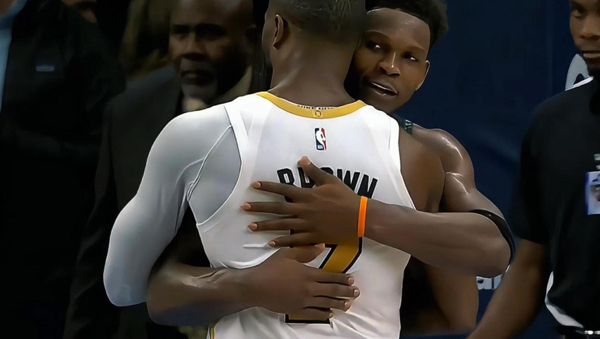 森林狼绿军决胜时刻：爱德华兹险些失误却命中超难三分锁定胜局