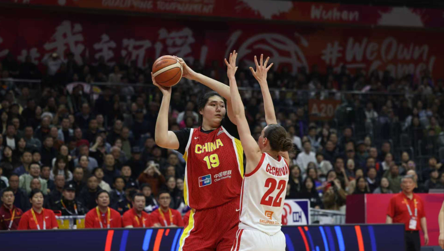 女姚明张子宇战捷克表现回顾：篮下送站帽 以一敌二如大人打小孩