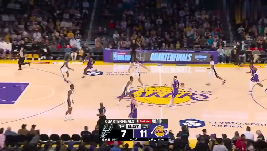 詹姆斯这球太炸裂了！马刺全队看傻眼，全场球迷疯狂欢呼