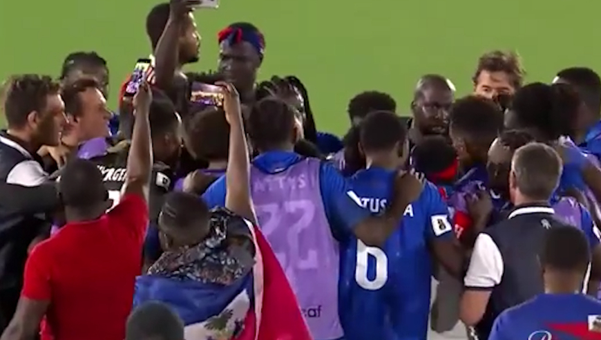 世预赛中北美劲旅赛后众将围圈看手机，确认另一场结果再疯狂庆祝，时隔52年再进世界杯