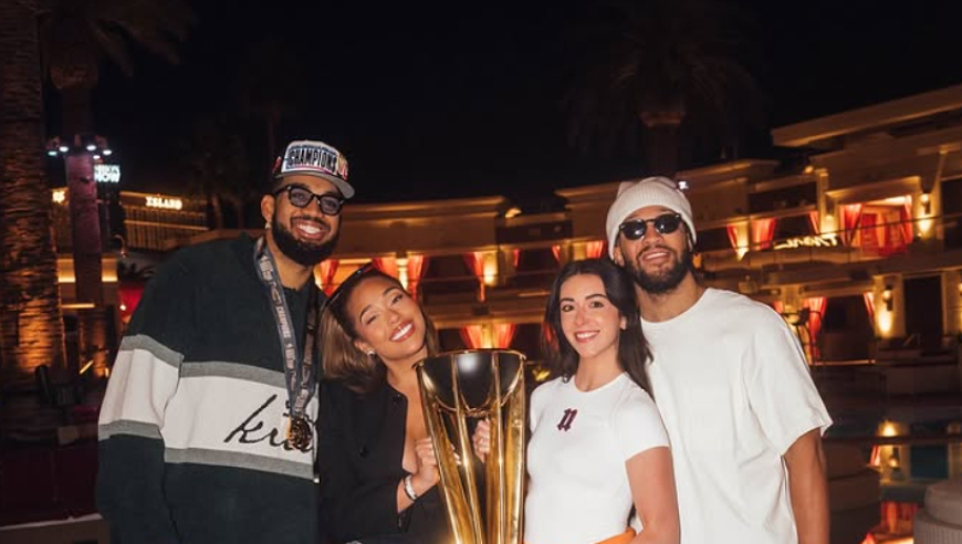 尼克斯太太团晒NBA杯夺冠照！唐斯女友和布伦森妻子捧奖杯超开心