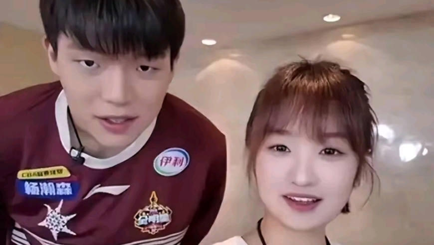 忍不住了，杨瀚森女友社媒回怼球迷，暗示不会在近期回国