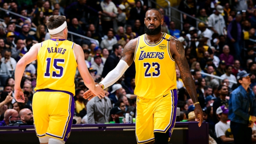 还有两台发动机！詹姆斯送助攻 里夫斯战猛龙首节砍8+5盘活全队