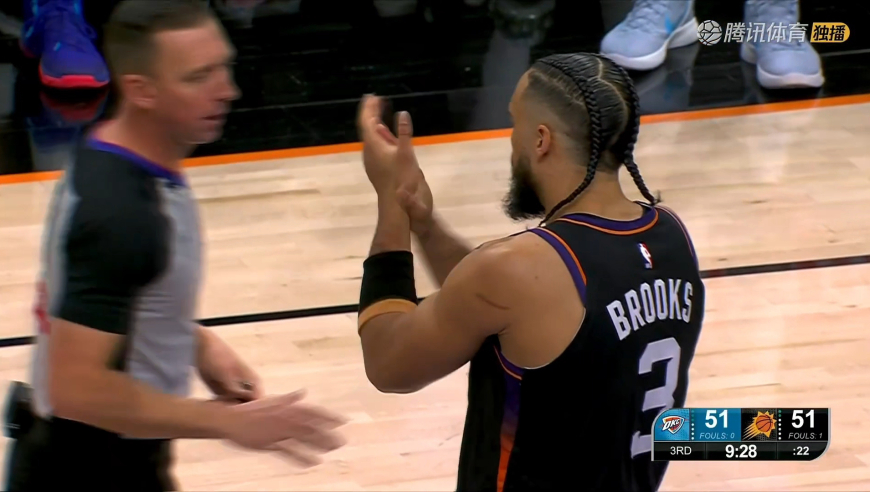 世界名画！多尔特被推倒裁判吹罚犯规 狄龙随后竟给裁判疯狂鼓掌