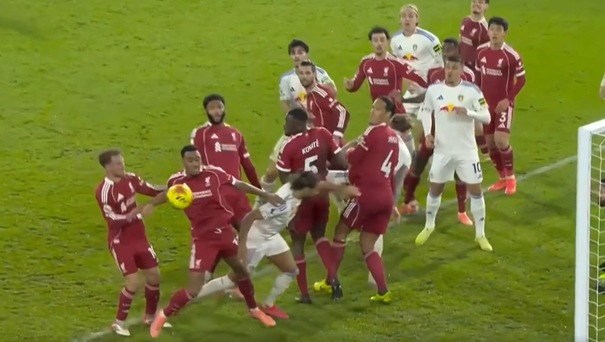 英超名场面！96分钟利物浦10人门前目送，日本国脚无人盯防绝平