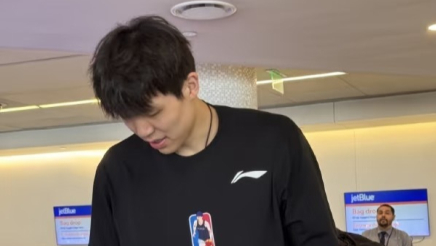 杨瀚森正式抵达纽约！身穿“特别版”T恤有深意 最快明天被首轮选中