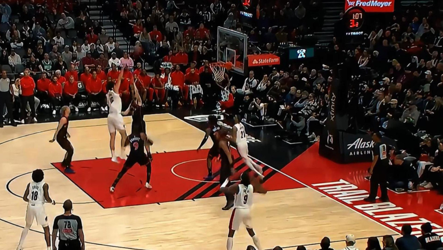 进攻还是不行！暂停归来杨瀚森率先失误 随后持球单打抛投磕前沿