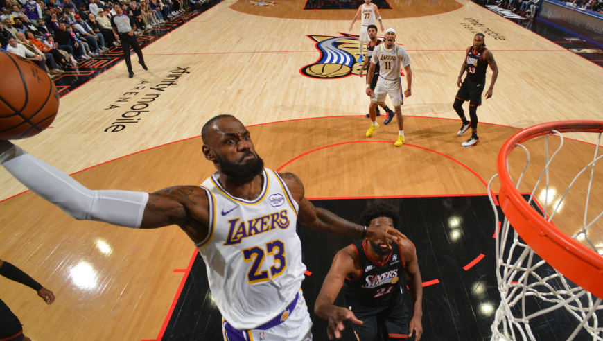 【原声】8日NBA十佳球 詹姆斯战斧劈扣梦回巅峰 布泽利斯御风直上炸裂隔扣