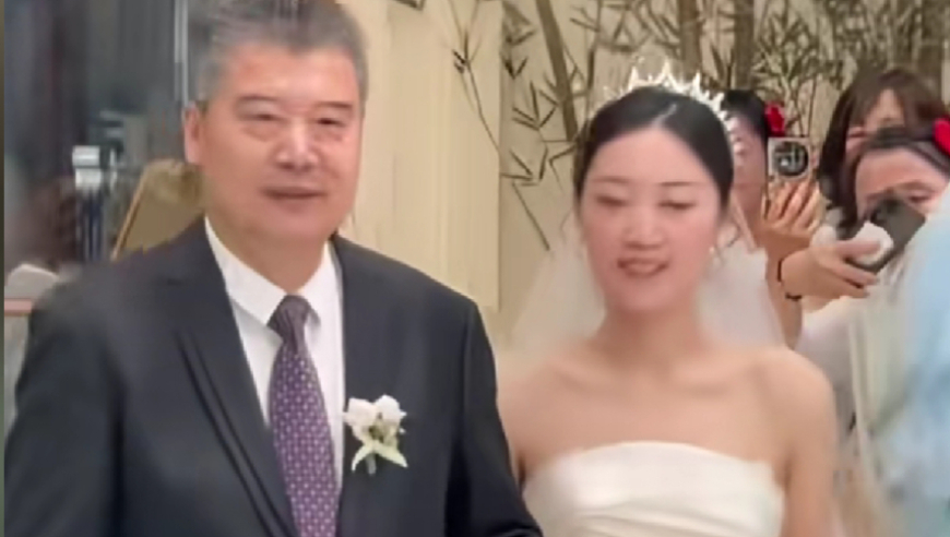 泪目！国乒功勋李隼嫁女4大奥运冠军现身搂席，王楠张怡宁李晓霞全哭了