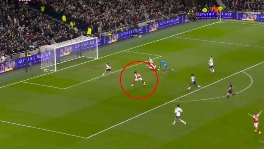 天生克星！80秒欣赏埃泽对阵热刺5场8球，转会阿森纳两场灌5球死敌秒变送分童子