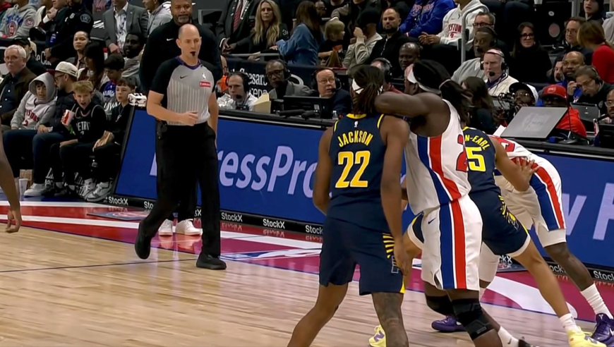 弑君者又玩UFC！斯图尔特一肘打在对手头部撞翻在地裁判吹一级恶意