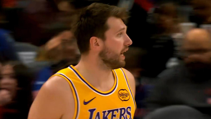 三巨头联手！里夫斯罚球+东契奇中投+詹姆斯助攻 湖人第三节疯狂追分