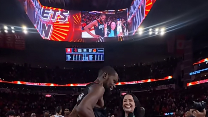 杜兰特绝杀太阳后现场采访一幕走红！主持人身材火辣专业知识过硬