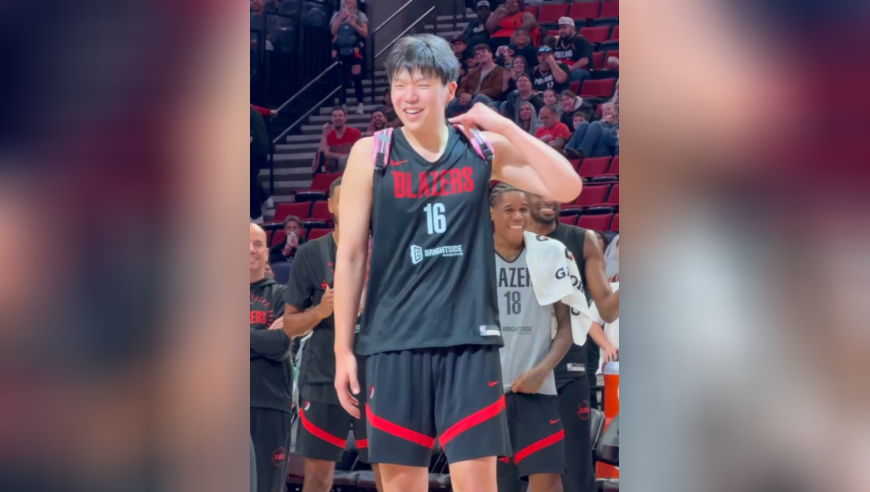杨瀚森搞笑跳舞全过程：跟着美女尬舞引爆现场 一旁利拉德笑开怀